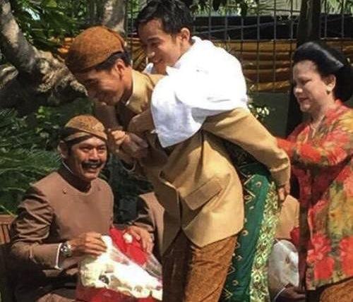 Adegan Lucu Presiden Jokowi Menggendong Gibran, Semua Tertawa