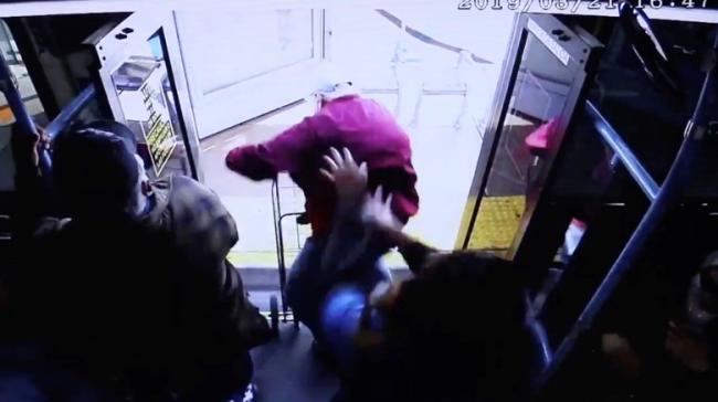 Teganya, Kakek 74 Tahun Tewas Didorong Wanita Ini dari Dalam Bus