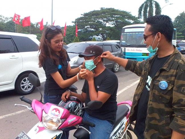 Gabungan 25 Komunitas se-Batam Turun ke Jalan Bagikan Masker
