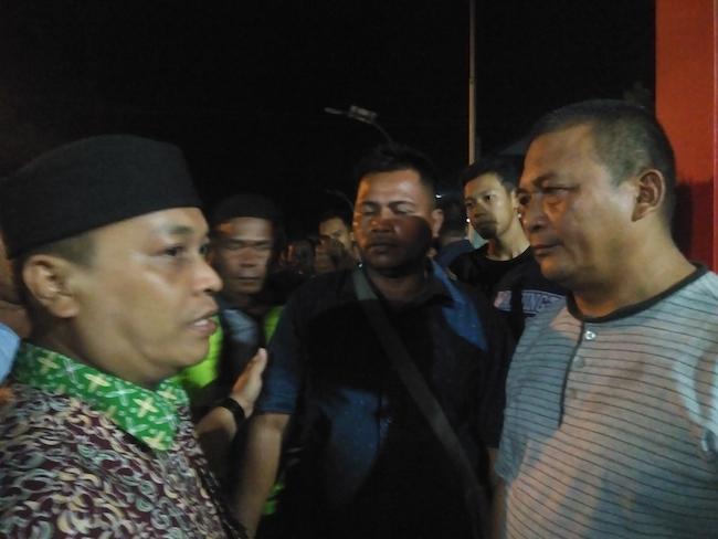 Wakil Bupati Lingga Tenangkan Massa di Mapolsek Daik 