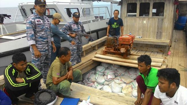 Pangkalan TNI AL Lingga Tangkap Kapal Pasir Timah Ilegal