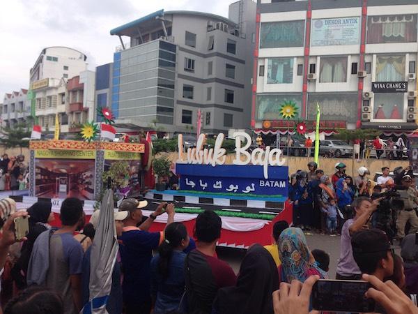Ribuan Orang Padati Pawai di Lubuk Baja, Malam Ini Digoyang Amigos