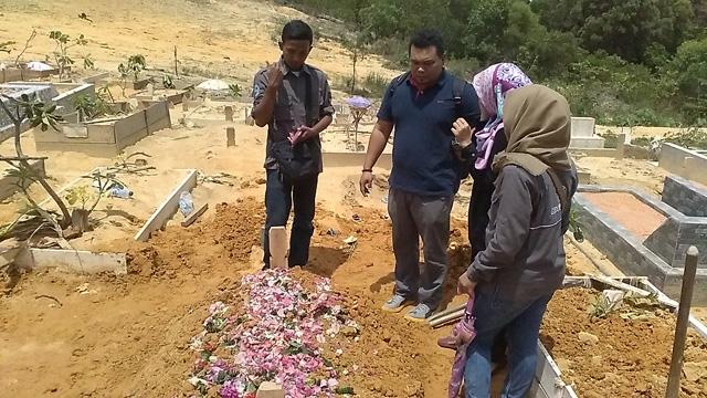 Para Sahabat Feby Tak Henti Menangis