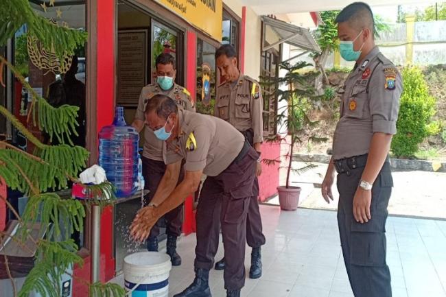 Antisipasi Covid-19, Polsek Tanjungpinang Barat Bikin Tempat Cuci Tangan untuk Warga
