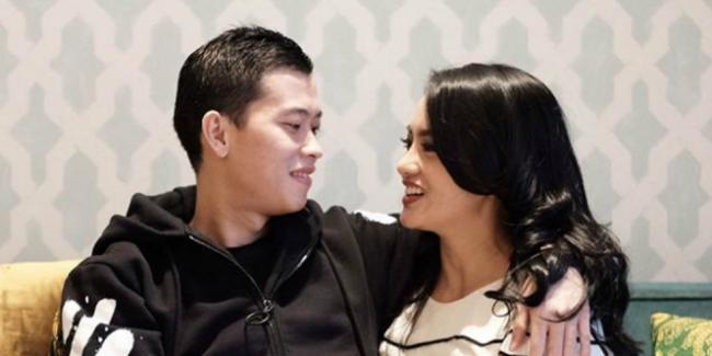 Artis Ririn Eka Wanita Hanya Bisa Saksikan Pemakaman Suami  Via Video Call
