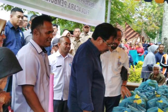 Camat Senayang Manfaatkan Turnamen Sepak Bola Jual Sembako Murah