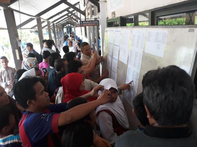 Papan Pengumuman Hasil PPDB di SMP 6 Batam Diserbu Ortu Calon Siswa