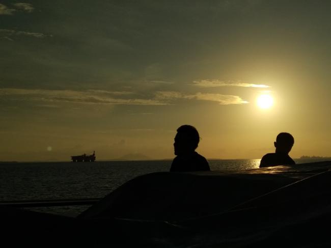 Perjalanan Mudik, Nikmati Sunrise dari Atas Kapal