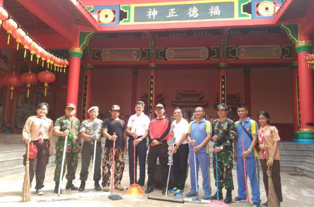 210 Aparat Gabungan dan Ormas Bantu Bersihkan Vihara Samudra Dharma di Batam