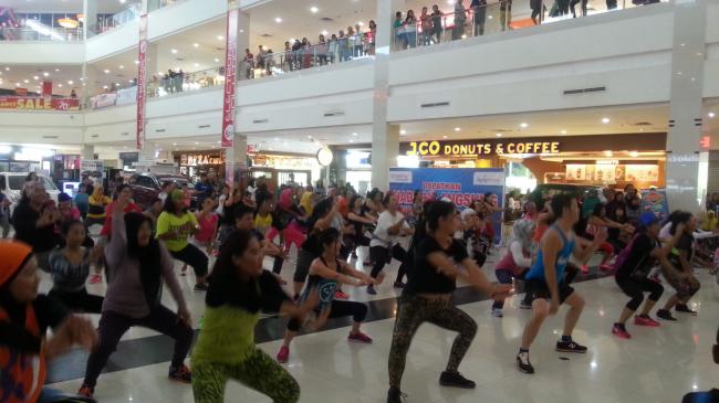 Zumba Class di Kepri Mall Bikin Heboh Pengunjung