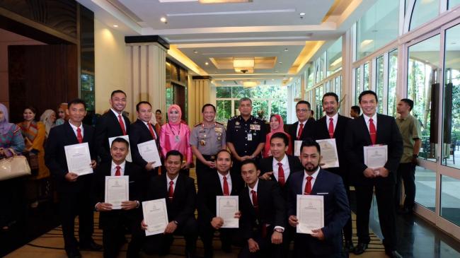 Bebaskan Ling-Ling, 64 Anggota Polri Diberi Penghargaan oleh PDRM