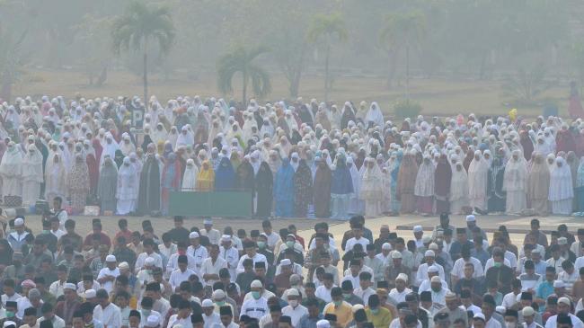Ribuan Warga Pekanbaru Salat Minta Hujan di Tengah Kepungan Asap