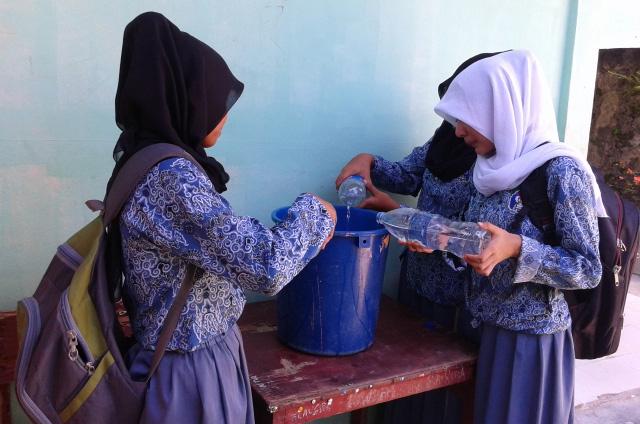 Janji Wali Kota Belum Ditepati, Siswa Bawa Air Setiap Hari ke Sekolah 