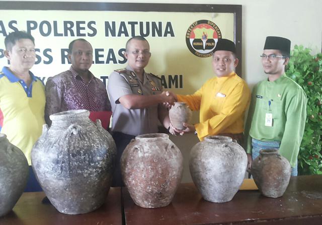  12 Guci Kuno Berusia 900 Tahun Diserahkan ke Disdikbud Natuna
