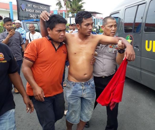 Pemanjat Tower di Bandara Dabo Akhirnya Berhasil Diselamatkan