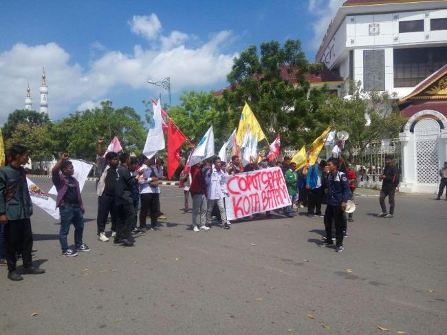 Ditolak Masuk ke Gedung Dewan, Mahasiswa Malah Blokir Jalan Engku Putri