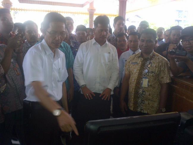 Rudi Luncurkan Cetak e-KTP di Lubuk Baja, 2 Menit Bisa Selesai