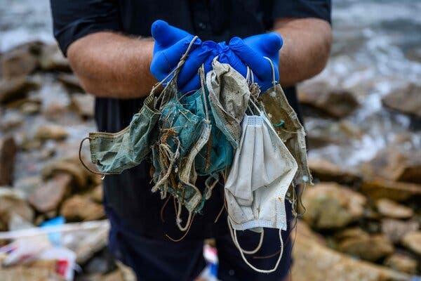 Sampah Masker Wajah dan Sarung Tangan Bekas Kotori Pantai Malaysia