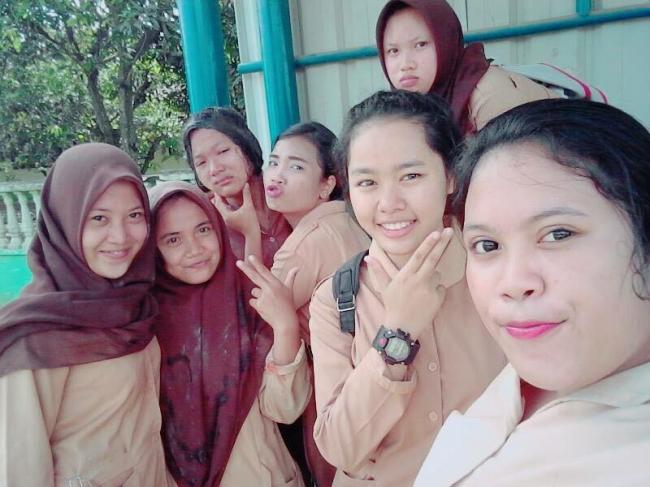 Foto-foto Siswi SMA Rayakan Ultah dengan Cara Ekstrem, Teman Diikat di Halte
