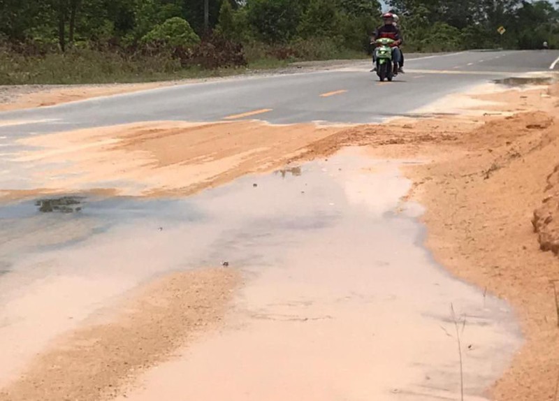 Hati-hati, Jalan Simpang Sei Lepan Bintan Tertimbun Pasir saat Hujan