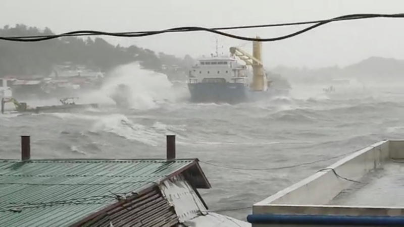 Badai Surigae Hantam Pesisir Timur Filipina