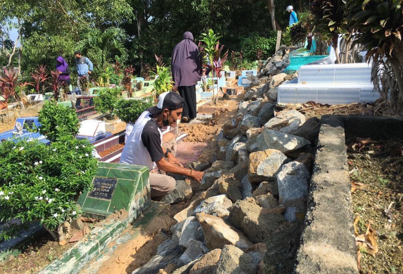 Isi Makam di TPU Kemboja Tanjunguban Keluar Diguyur Hujan Deras
