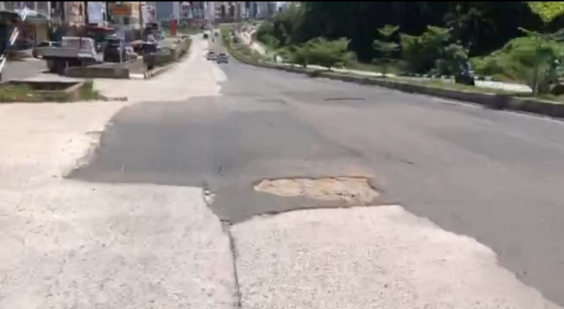 Jalan Berlubang di Simpang Pollux Habibie-Gelael Bahayakan Pengendara