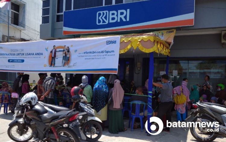 BLT UMKM 2021 Cair, Ratusan Warga Serbu BRI Natuna