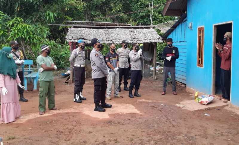 Polsek Daik Lingga Salurkan Bantuan Sembako untuk Pasien Covid