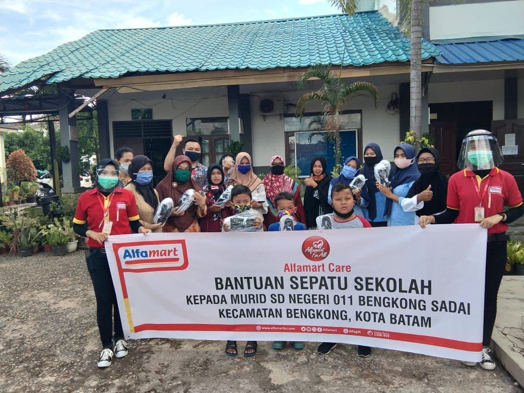 Alfamart Salurkan Beragam Bantuan untuk Masyarakat Batam