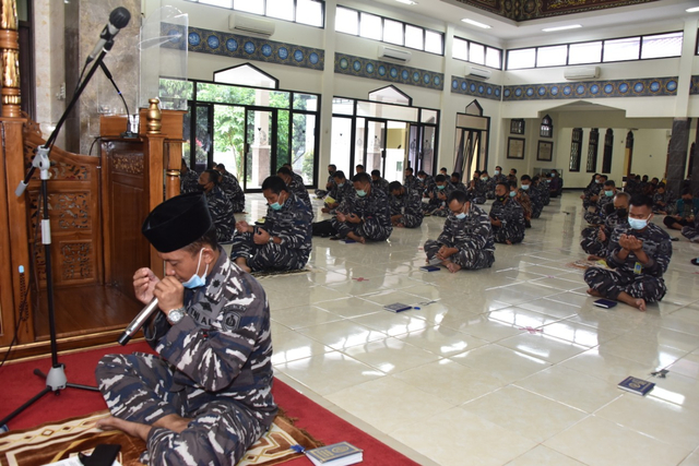 Doa Prajurit TNI AL Bagi Keselamatan Awak KRI Nanggala