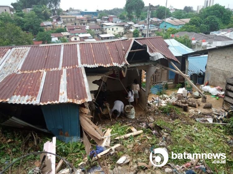 Tiga Rumah di Seraya Ambruk Diterjang Longsor
