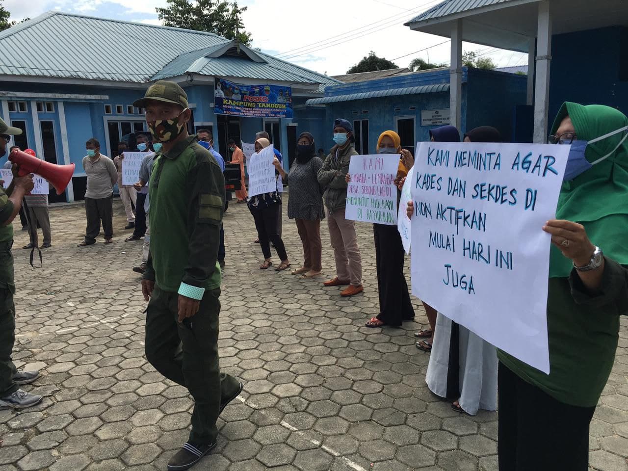 Warga Desa Sebong Lagoi Demo Minta Kades dan Sekdes Mundur