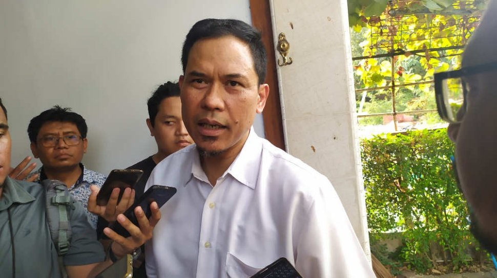 Usai Ditangkap Densus 88 Antiteror, Munarman Digiring ke Polda Metro Jaya