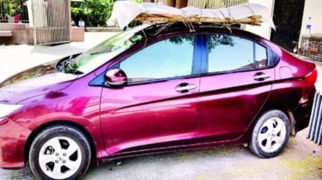 Krisis Ambulans, Jenazah Pasien Corona di India Ditaruh di Atap Mobil