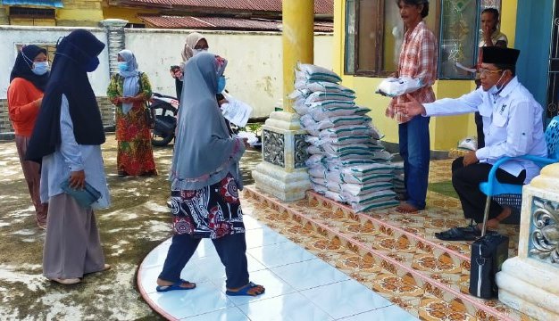 Pakai Duit Pribadi, Legislator Meranti Bagikan Bingkisan Jelang Idul Fitri