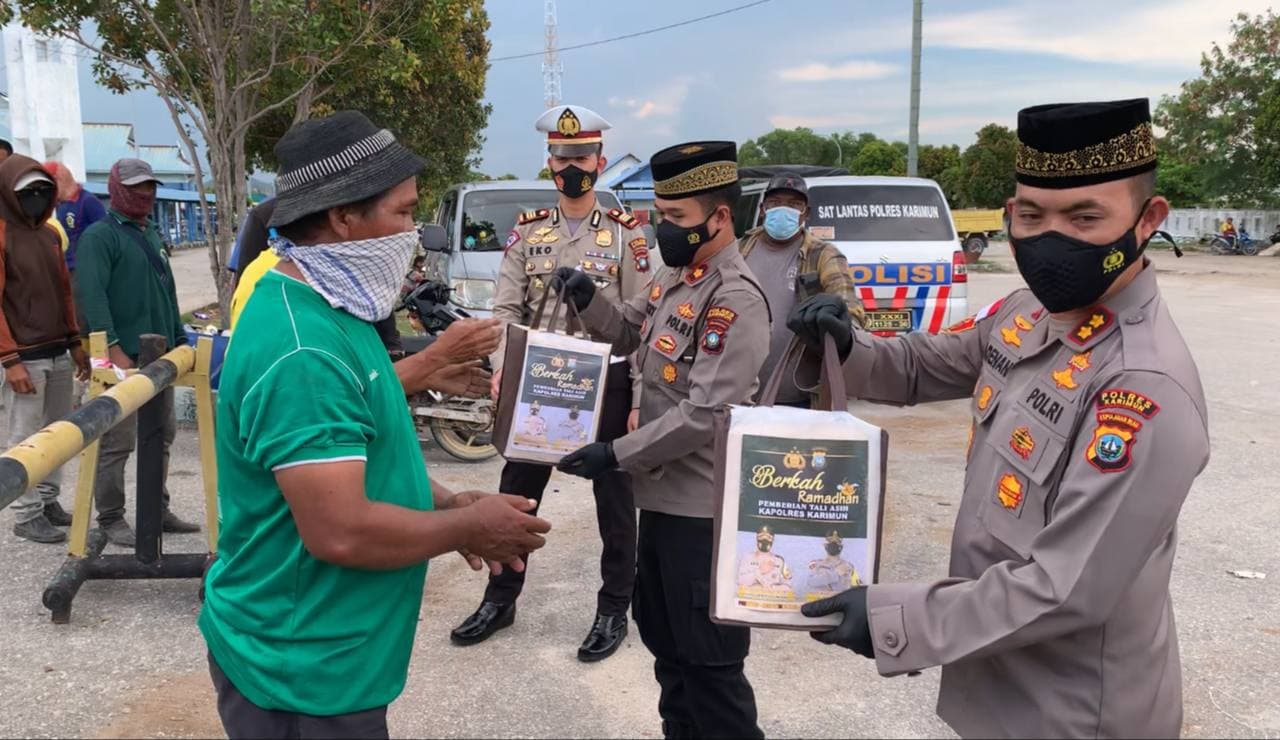 Polres Karimun Beri Bantuan Sembako ke Buruh Bongkar Muat