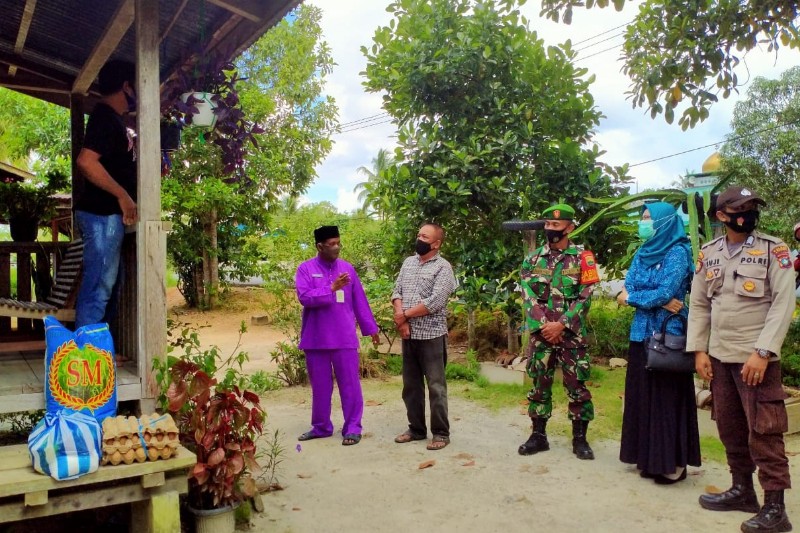 Camat Salurkan Bantuan Sembako untuk Pasien Covid di Singkep Barat