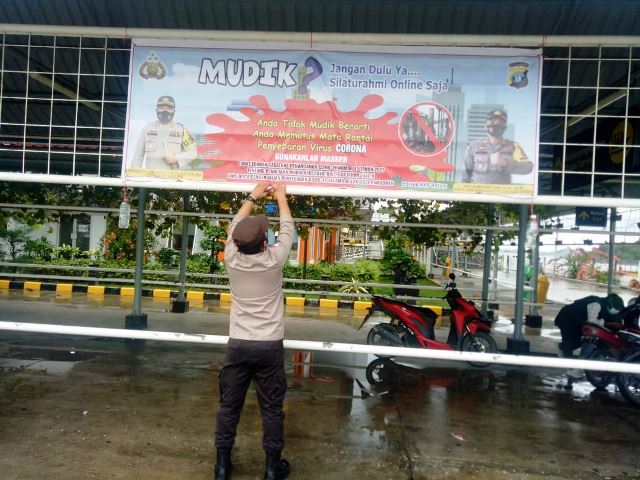 Polisi Sebar Spanduk Larangan Mudik di Pelabuhan Batam