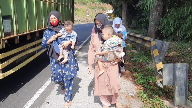 Satu Keluarga Mudik Jalan Kaki Usai Travel Diputar Balik Aparat