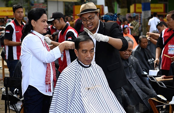 Kisah Tukang Cukur Presiden Jokowi yang Dijaga Paspampres