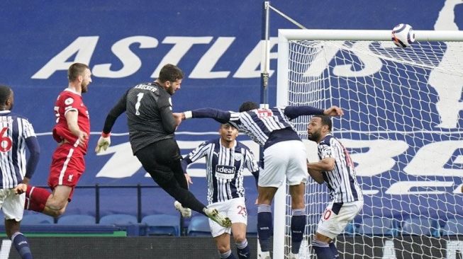 Gol Sundulan Alisson Jaga Asa Liverpool ke Liga Champions
