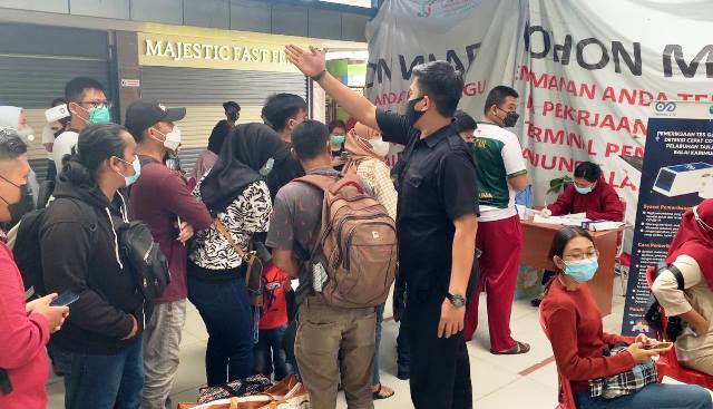 Antre Tes Covid Picu Kerumunan Penumpang di Pelabuhan Karimun