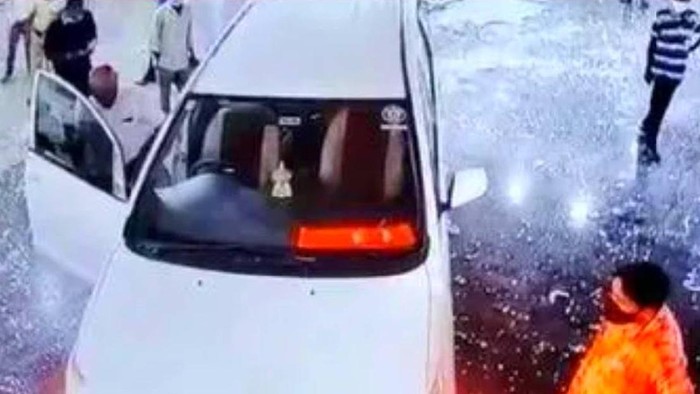 Pria India Ngamuk Tabrak RS Pakai Innova Usai Ayahnya Meninggal Positif Covid-19