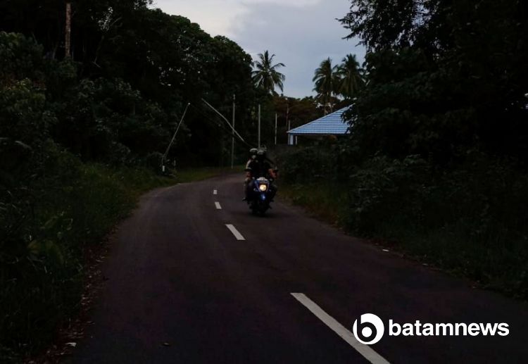 Warga Batu Hitam Keluhkan Jalan Menuju RSAU Natuna Gelap Gulita