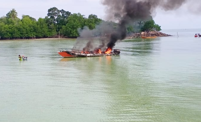 Speedboat Milik BPBD Lingga Terbakar di Perairan Tanjung Datuk