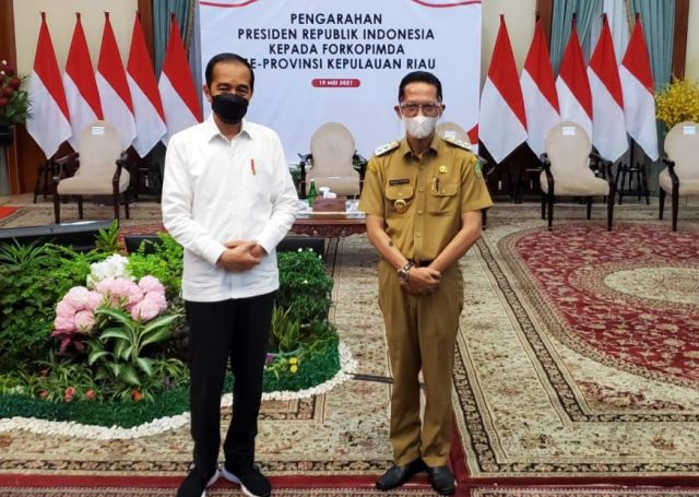 Jokowi Janji Pekerja Industri Batam Prioritas Penerima Vaksin Gotong RoyongÂ 