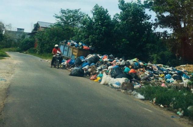 Tak Diangkut, Sampah di TPS Tanjunguban Menumpuk