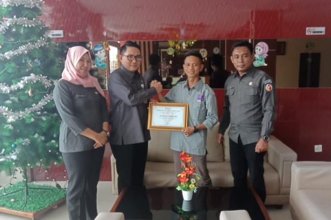 Bawaslu Lingga Beri AJI Tanjungpinang Penghargaan 