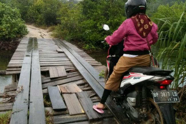 Jembatan Penghubung ke Kantor Camat Selayar Mengintai Korban